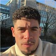 Chico joven con conocimientos de inglés avanzado y experiencia practicandolo viviendo en el extranjero